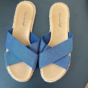 American‎ Eagle Flat Sandal. Size 7 Blue